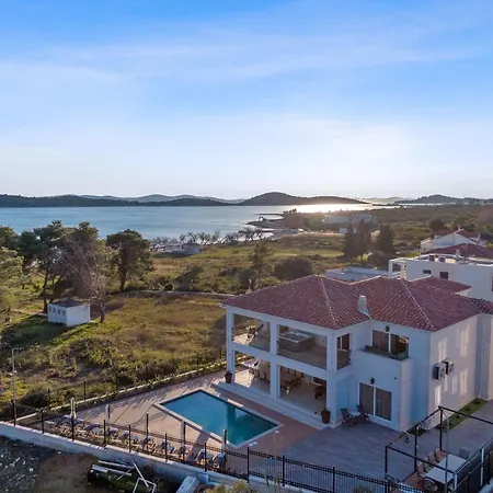 Carolus Dalmatia Vila *